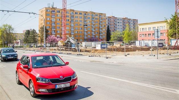 Stavebn firma u zaloila zklady v podob betonovch pil na ploe o rozloze pl hektaru.