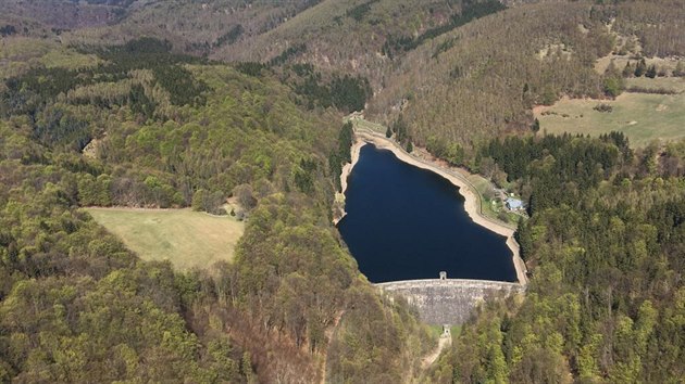 Mezi přehradami, jež se nyní napouštějí, je i Janovská. Leží na soutoku říčky Loupnice a Klínského potoka nedaleko Litvínova.