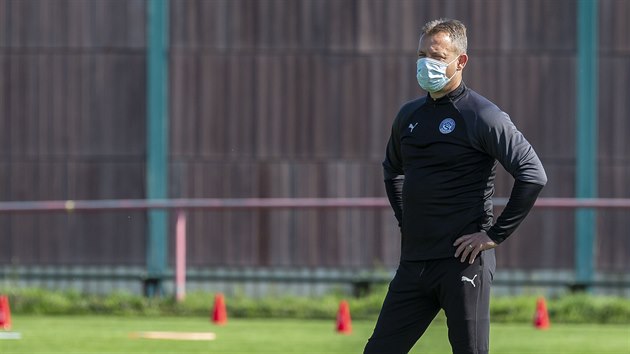 Trenr Martin Svdk na trninku fotbalist Slovcka.