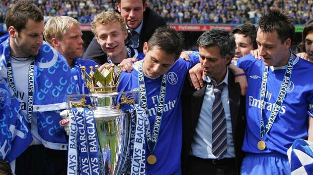 Fotbalist Chelsea obdivuj trofej pro vtze anglick ligy. Vzpomnka na rok 2005: vlevo Petr ech, za pohrem vykukuje Ji Jarok, vpravo hvzdn Frank Lampard, trenr Jos Mourinho a John Terry.