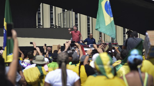 Brazilské demonstranty za vojenskou intervenci ve státech, které zavedly opatření proti koronaviru, v hlavním městě Brasílii podpořil prezident Jair Bolsonaro. (19. dubna 2020)