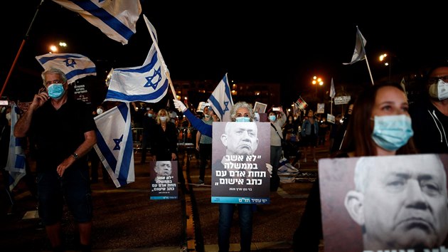 Tisce lid protestovaly v Tel Avivu proti izraelskmu premirovi Benjaminu Netanjahuovi. (19. dubna 2020)
