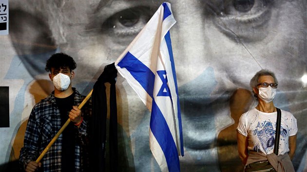 Tisce lid protestovaly v Tel Avivu proti izraelskmu premirovi Benjaminu Netanjahuovi. (19. dubna 2020)