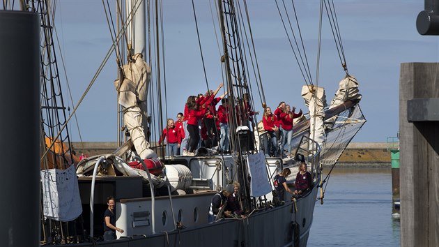 Skupina nizozemskch student se vzhledem k pandemii koronaviru z Karibiku dom peplavila na lodi pes Atlantik. (26. dubna 2020)