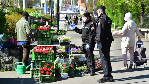 Dodržení hygienických opatření na tržiště Pod Kaštany ve Zlíně kontrolovali městští strážníci.