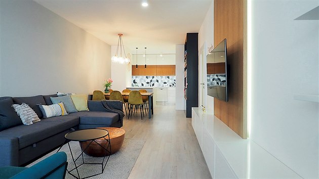 Byt Zvěřinova: obývací pokoj s kuchyňským koutem má tvar výrazně protáhlého obdélníku s rozměry 3,5×11 m.