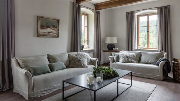 Obývací pokoj láká k odpočinku i díky použití přírodních materiálů, zejména dřeva a lnu.