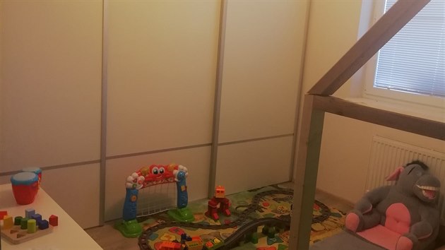 Jeden pokoj slouží jako dětský, část prostoru zabírají vestavné skříně.