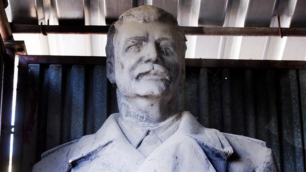 V depoziti mstyse Komrov ek na svho kupce socha Stalina. (21.4.2020)