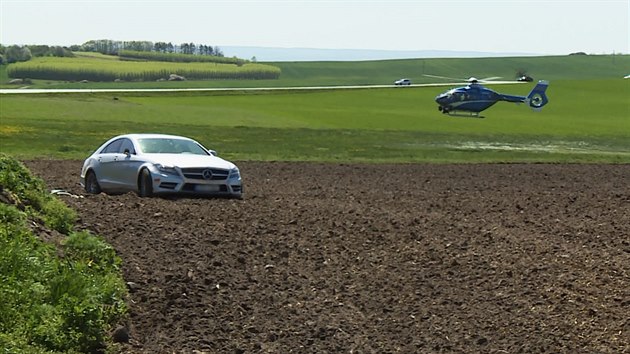 Kraden auto skonilo v poli. idi utekl.