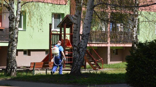 V ulicích Prostějova byl plevel opět likvidován herbicidem Roundup, a to i u dětského hřiště. (duben 2020)
