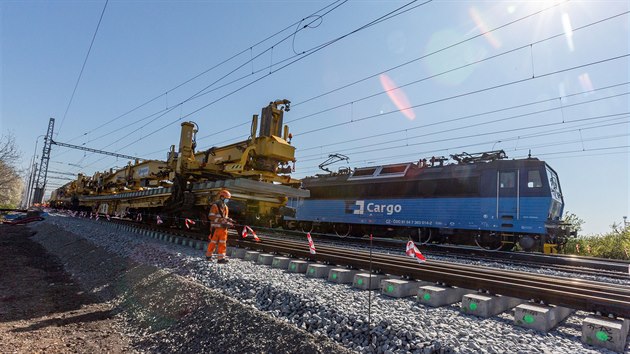 Dva železniční jeřáby a obojživelný kolejový vůz s hydraulickými podvozky pokládaly v Prosenicích na Přerovsku nové moderní vysokorychlostní výhybky a to z pět desítek metrů dlouhých a zhruba šedesát tun těžkých dílů.
