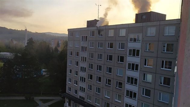 Por zniil byt v nejvym pate panelovho domu v umpersk ajkovskho ulici. V pi lka skonili tyi lid, celkem jich bylo z budovy evakuovno dvanct.