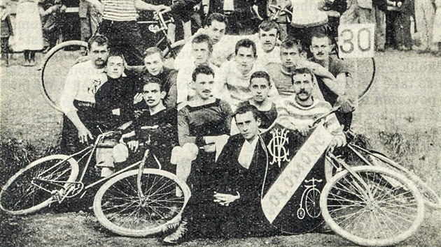 Účastníci zemských závodů pořádaných Klubem českých velocipedistů v Olomouci 30. srpna 1896. Na snímku vlevo dole s kolem první úspěšný olomoucký závodník Cyril Mayer.