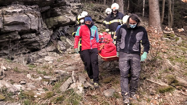 Mladý horolezec spadl při lezení na skálu v Jeseníkách ze zhruba desetimetrové výšky. Protože v lesnatém terénu nemohl přistát vrtulník, přepravila ho horská služba s hasiči na dostupné místo.