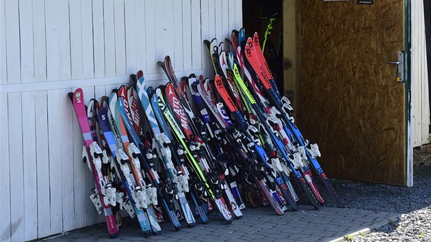 Půjčovna lyží Skimax v Olomouci čelila 27. dubna 2020 náporu lyžařů, kteří vraceli zapůjčené lyžařské vybavení. Dosud ho totiž vrátit nemohli, půjčovna se stejně jako ostatní provozovny kvůli koronaviru náhle uzavřela v polovině března. Lyžařskou výbavu zaměstnanci přebírali na parkovišti. Do půjčoven v Olomouckém kraji zamířily s lyžemi nebo snowbooardy v rukou stovky lidí.