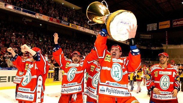 Michal Mikeska v pardubick�m dresu s poh�rem pro mistra v roce 2005