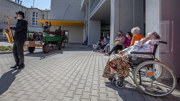 Kultura ve stavu nouze. Týnišťští Black Buřiňos hráli u domova pro seniory (20. 4. 2020).