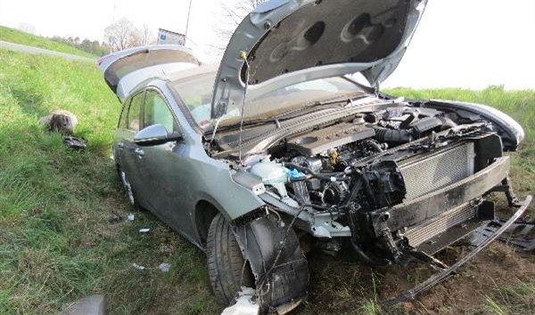 Řidič havaroval s osobním autem na okružní křižovatce na silnici I/11 u Hradce Králové (24. 4. 2020).