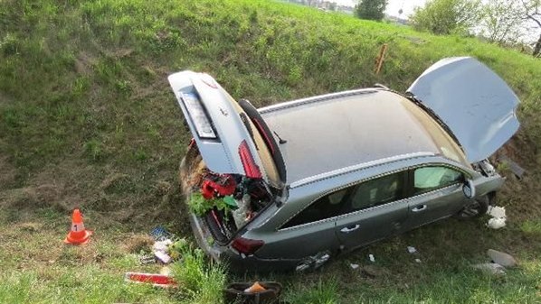 Řidič havaroval s osobním autem na okružní křižovatce na silnici I/11 u Hradce Králové (24. 4. 2020).