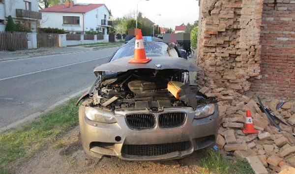 idi v BMW havaroval do zdi staven v Plotitch (26. 4. 2020).
