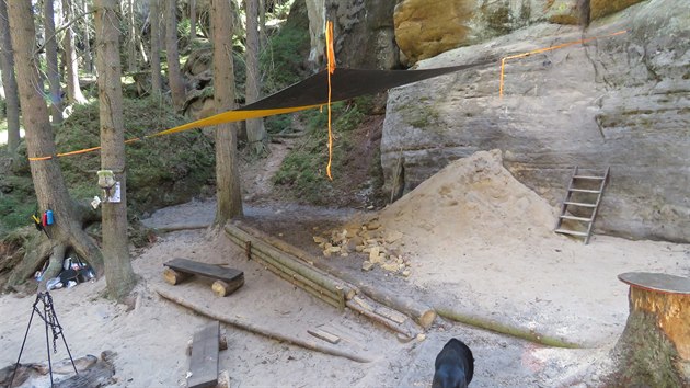 Ochranáři našli množství předmětů v nelegálním kempu v národní přírodní rezervaci v Adršpachu (27. 4. 2020).