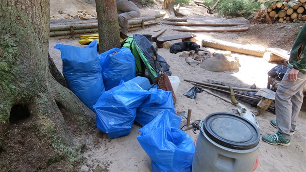 Ochranáři našli množství předmětů v nelegálním kempu v národní přírodní rezervaci v Adršpachu (27. 4. 2020).