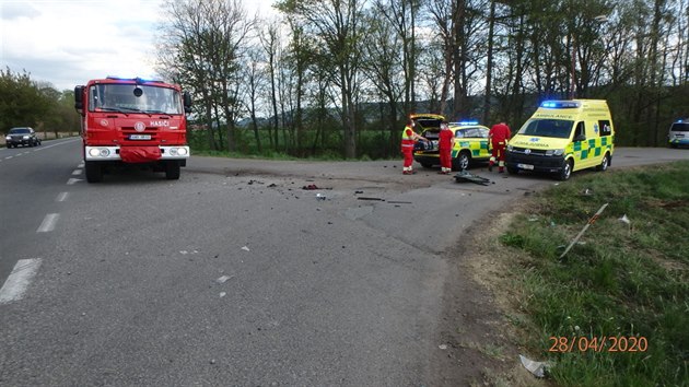 Motocykl se srazil s vozem Škoda Octavia u Doudleb nad Orlicí (28. 4. 2020).