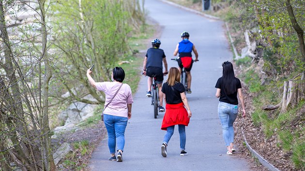 Lid� si u��vaj� slun��ka a chod� do p��rody. Ne v�ichni jsou ale uk�zn�n� a neni�� ji. (17. 4. 2020)