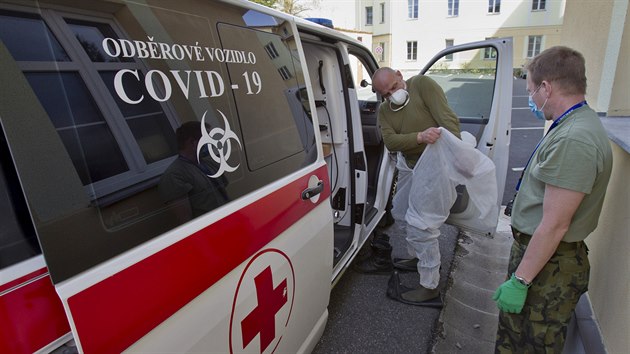 Vojáci pomáhají na Domažlicku s odběry vzorků na koronavirus. (15. 4. 2020)