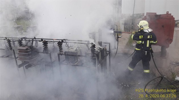 Požár trafostanice v Hrádku u Rokycan. Hasiči vyčíslili škodu na 1,5 milionu korun.