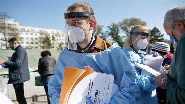 Na Moravské náměstí v Brně začalo plošné testování dobrovolníků na koronavirus. Na místě jsou stovky lidí.