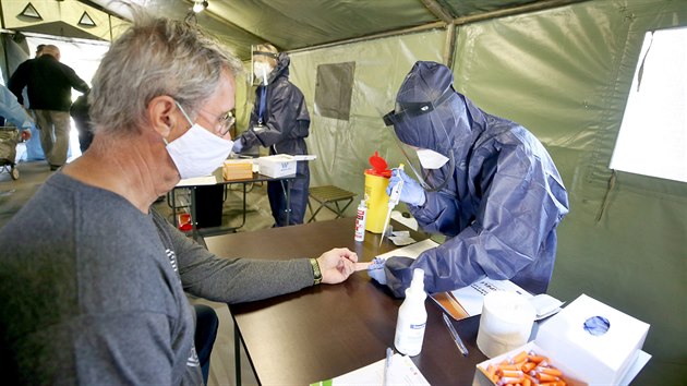Na Moravsk nmst v Brn zaalo plon testovn dobrovolnk na koronavirus. Na mst jsou stovky lid.(23.4.2020)