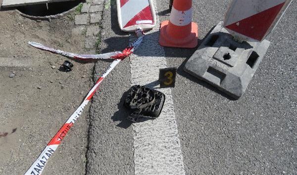 Řidič dodávky projíždějící Břeclaví narazil do dopravního značení, které se odrazilo na chodník a zde zranilo dva dělníky. Policie příčinu nehody vyšetřuje.