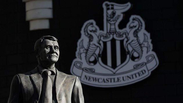 Pohled na sochu Bobbyho Robsona ped stadionem fotbalovho klubu Newcastle United.