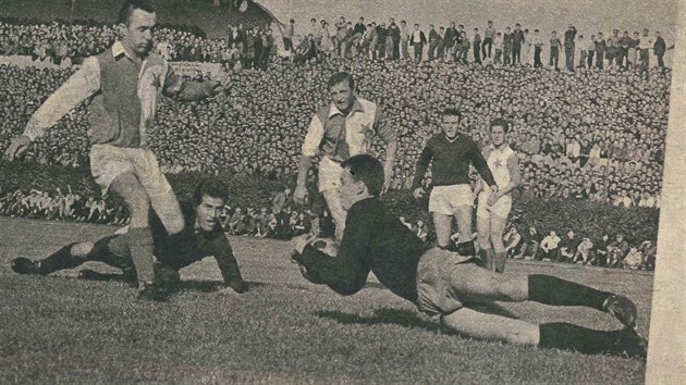 Sparta versus Slavia, narvan strahovsk stadion, na kterm bylo pes 50 tisc divk. Tak vypadalo prask derby v roce 1965.