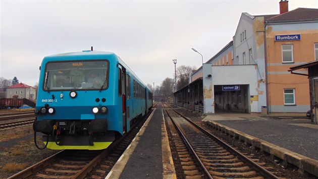 Motorov jednotka 945.301 spolenosti Arriva vlaky ve stanici Rumburk