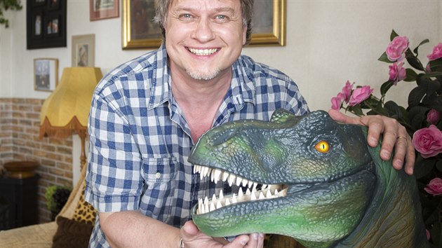 Sestavit plastový model tyrannosaura dalo zpěvákovi pořádně zabrat, a tak si ho poté doma vystavil.
