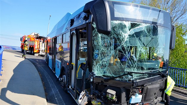 Řidič autobusu MHD s devíti pasažéry havaroval v úterý ráno na Frýdlantských mostech v Ostravě.