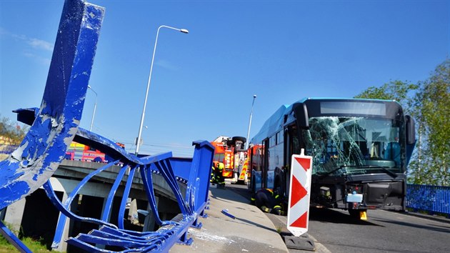 idi autobusu MHD s devti pasary havaroval v ter rno na Frdlantskch mostech v Ostrav.