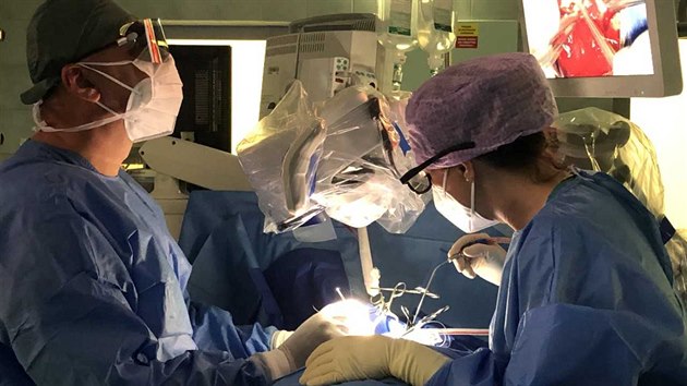 Lékaři Fakultní nemocnice v Ostravě využili už nový přístroj u zhruba dvou desítek operací.