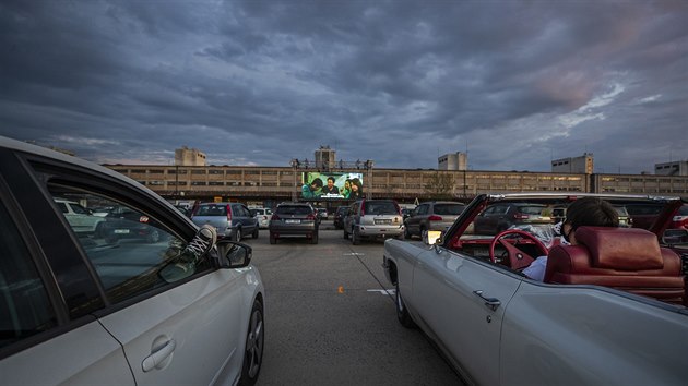 Autokino na nákladovém nádraží Žižkov, kde probíhá festival ArtParking, jehož cílem je během koronavirové krize vrátit do českých měst živou kulturu. (27. dubna 2020)