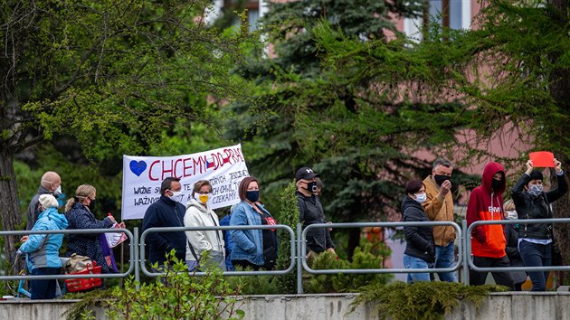 Lid z phrani v eskm Tn i sousednm polskm Tn protestovali proti uzaven hranici, kter rozdlila mnoh rodiny a ad lid znemonila dojdn za prac. Lid vybaveni transparenty proli mezi hraninmi mosty po obou stranch eky Ole, kter dl ob msta. (25. dubna 2020)