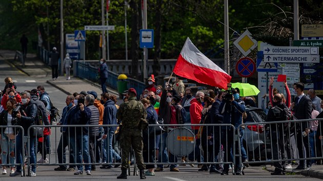 Lid z phrani 25. dubna 2020 v eskm Tn i sousednm polskm Tn protestovali proti uzaven hranici, kter rozdlila mnoh rodiny a ad lid znemonila dojdn za prac. Lid vybaveni transparenty proli mezi hraninmi mosty po obou stranch eky Ole, kter dl ob msta.