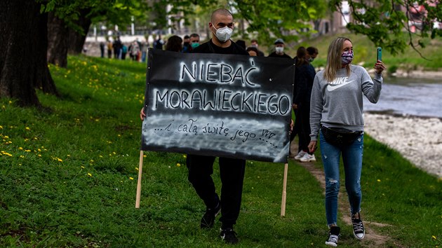 Lid z phrani v eskm Tn i sousednm polskm Tn protestovali proti uzaven hranici, kter rozdlila mnoh rodiny a ad lid znemonila dojdn za prac. Lid vybaveni transparenty proli mezi hraninmi mosty po obou stranch eky Ole, kter dl ob msta. (25. dubna 2020)