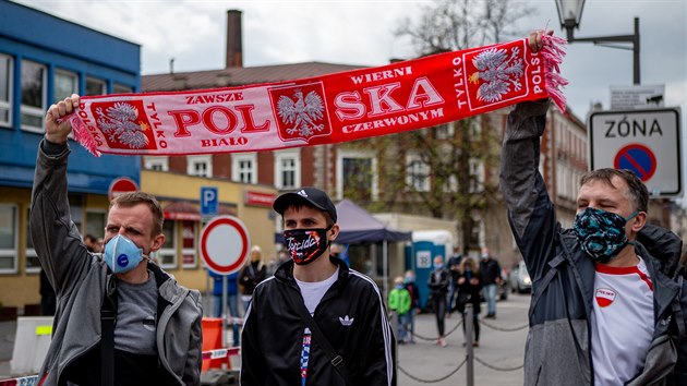 Lidé z příhraničí v Českém Těšíně i sousedním polském Těšíně protestovali proti uzavřené hranici, která rozdělila mnohé rodiny a řadě lidí znemožnila dojíždění za prací. Lidé vybaveni transparenty prošli mezi hraničními mosty po obou stranách řeky Olše, která dělí obě města. (25. dubna 2020)