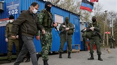 Výmna válených zajatc v asech koronaviru na východ Ukrajiny (16. dubna...