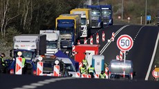 Kontroly aut pendlerů a kamionů na hraničním přechodu v Pomezí nad Ohří.