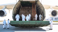 Obí An-225 Mrija v nmeckém Lipsku se zásilkou ochranných masek z íny (28....