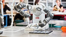 Roboti z ABB se uplatují v ad odvtví prmyslu, významnou roli plní tam, kde...